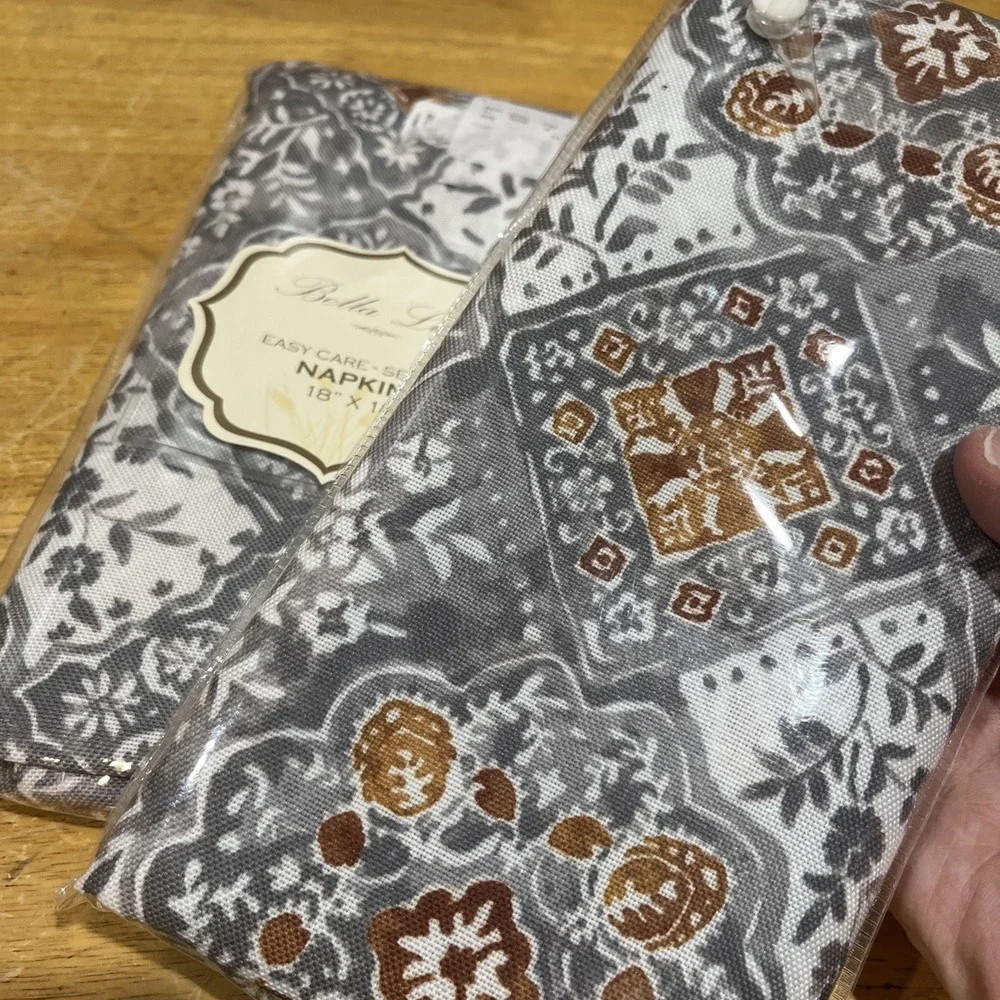 Bella Lux Gray Medallion Floral Napkins 8 Ct‎ Fabric 18x18